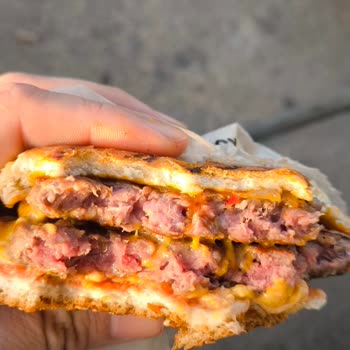 Pişmemiş Köfteli Hamburger İçin Ücret İadesi Ve Özür Talebi