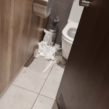 Gebze Center’da Yemek Katı Erkek Lavabolarının Hijyen Sorunu