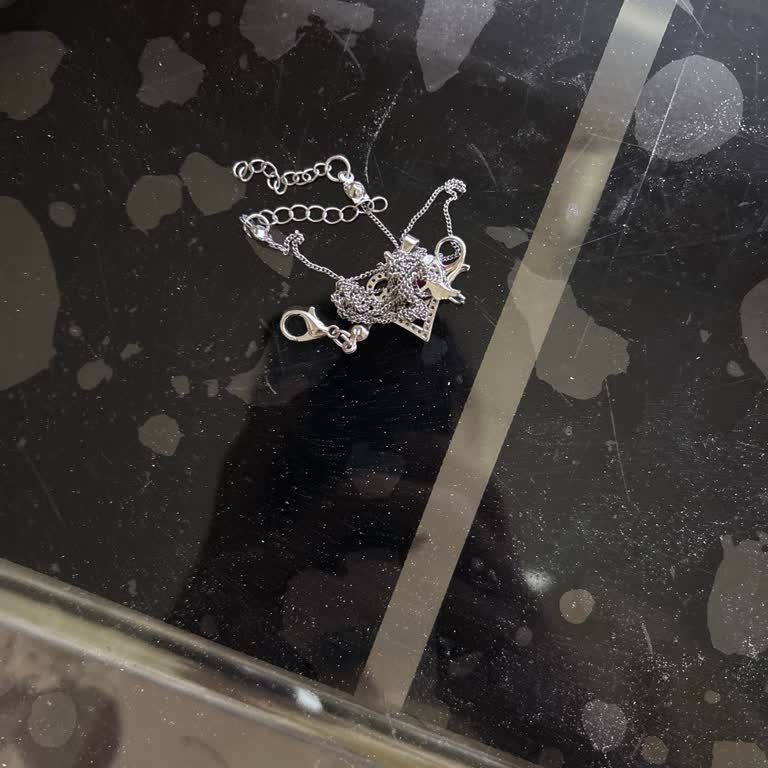 Çalışanın Özensiz Paketlemesi Hediye Kolyeleri Dolaştırdı