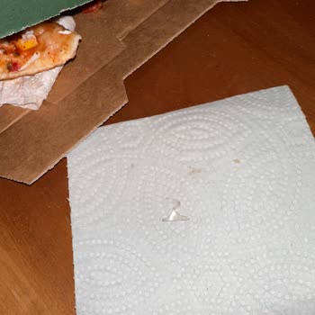 PizzaLazza Şubesinde Sipariş Edilen Pizzada Plastik Parça Bulunması