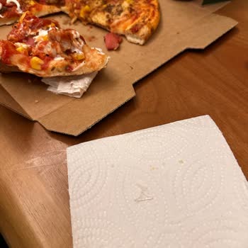 PizzaLazza Şubesinde Sipariş Edilen Pizzada Plastik Parça Bulunması