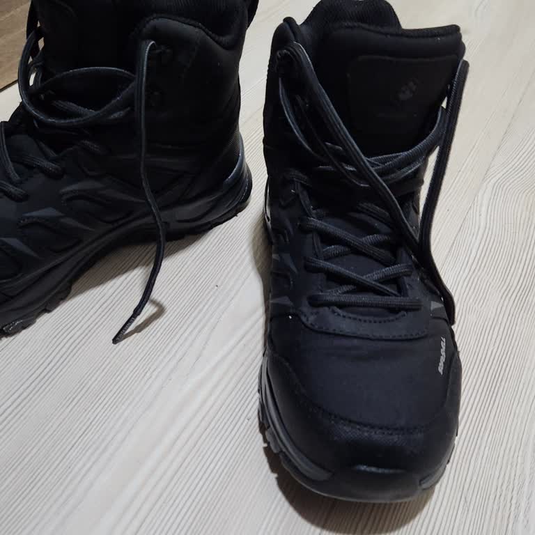 Su Geçirmez Bot Yağmurda Su Alıyor Ve Ayıplı Ürün