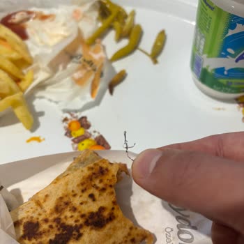 Maydonoz Döner Şubesinde Dönerde Metal Parça Çıktı