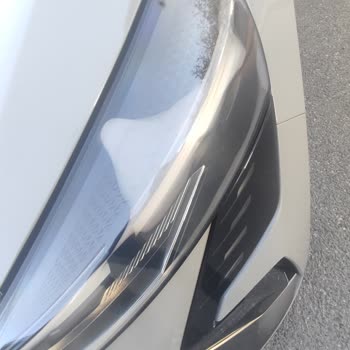 Renault Clio Ön Farlarındaki Buhar Damlacıkları