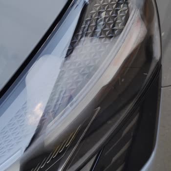 Renault Clio Ön Farlarındaki Buhar Damlacıkları