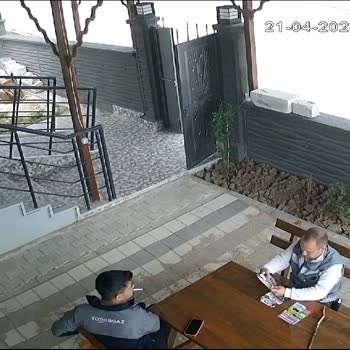 İzinsiz Bahçe Girişi Ve Sigara İzmaritiyle Gaz Personeli