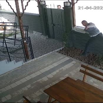 İzinsiz Bahçe Girişi Ve Sigara İzmaritiyle Gaz Personeli