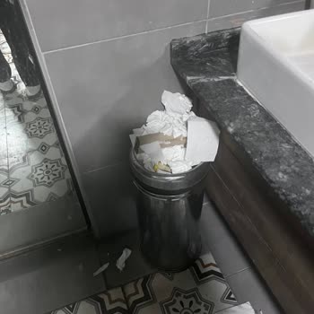 Kayseri Macbear Cafe'de Hijyen Sorunu Kirli Masalar Ve Bozuk Tuvaletler