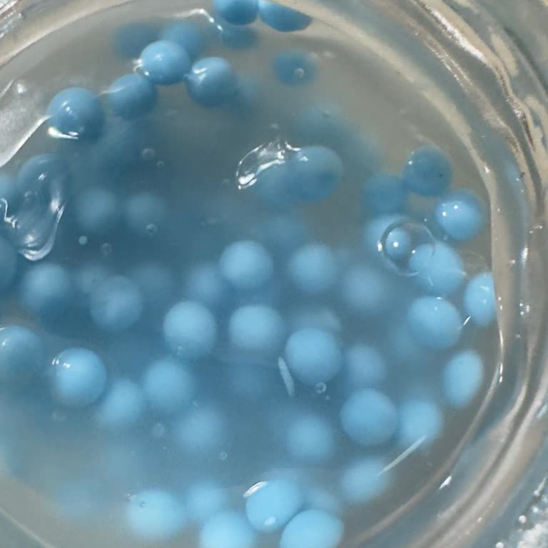 Mavi Kapsüllü Yüz Kremi Erimiyor Ve Ciltte Plastik Parçalar Bırakıyor