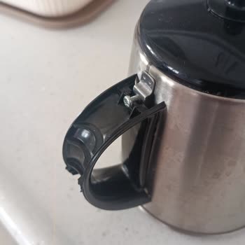 Sinbo Su Isıtıcısının Üst Tutma Kısmındaki Çatlama Sorunu Tekrar Ediyor