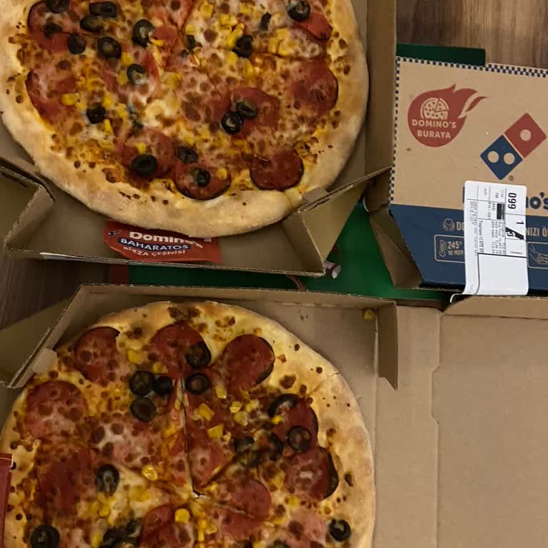 Ekstra Ücretli Sarımsaklı Kenar Ve Sucuk Çıkarma İhmal Edildi, Pizza Kuruyup Yanlış Gönderildi