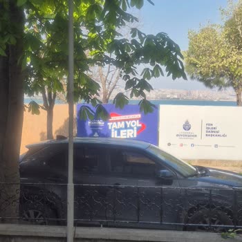 Deniz Manzarası Engellendi, Pankart Ve Suntalar Yan Tarafa Taşınmalı