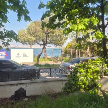 Deniz Manzarası Engellendi, Pankart Ve Suntalar Yan Tarafa Taşınmalı