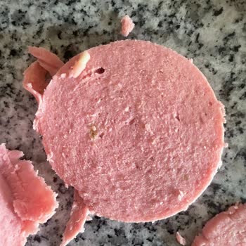 Hijyen Ve Sağlık Riski Olan Hindi Salamda Kemik Ve Yeşil Et Bulundu