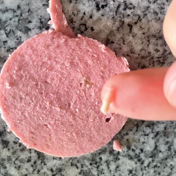 Hijyen Ve Sağlık Riski Olan Hindi Salamda Kemik Ve Yeşil Et Bulundu