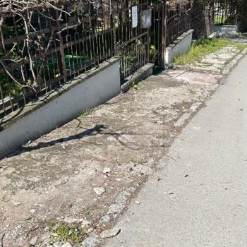 Ankara Büyükşehir Belediyesi'ne Kırık Kaldırım Onarımı İçin Açıklama Ve Hızlı Çözüm Talebi
