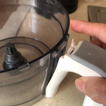 Kulp Arızası Ve Çiziklerle Geri Dönen Mutfak Robotu İçin Değişim Talebi