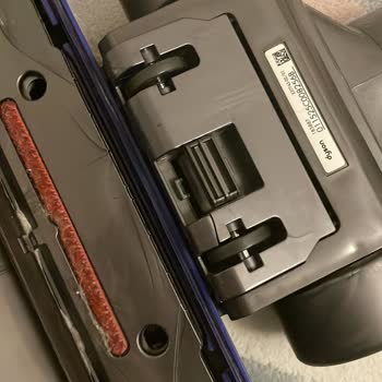 Dyson Süpürge Modelinde Kırık Tetik Ve Çatlak Emici Başlık İçin Garanti Talebi