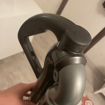 Dyson Süpürge Modelinde Kırık Tetik Ve Çatlak Emici Başlık İçin Garanti Talebi