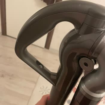 Dyson Süpürge Modelinde Kırık Tetik Ve Çatlak Emici Başlık İçin Garanti Talebi