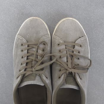 FLO Sneaker’da Hızlı Renk Solması Ve Taban Yırtılması, Değişim Talebi Reddedildi