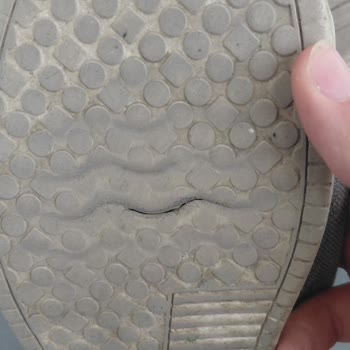 FLO Sneaker’da Hızlı Renk Solması Ve Taban Yırtılması, Değişim Talebi Reddedildi