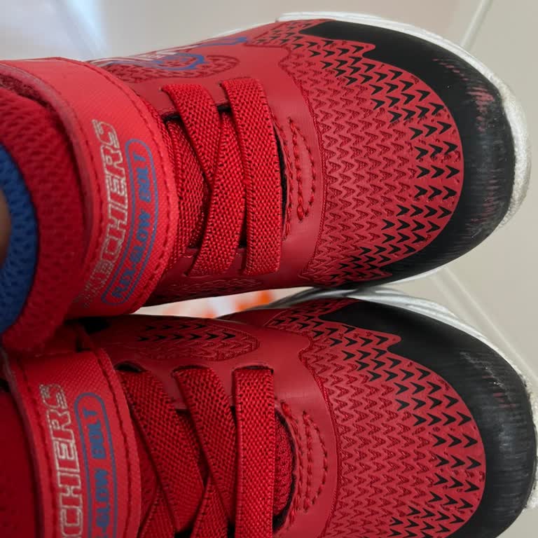 Skechers Çocuk Ayakkabısının Boyası Çabuk Çözülüyor