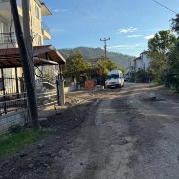 Nar Sokakta Çamurlu Ve Bozuk Yol İçin Acil Parke Döşeme Talebi