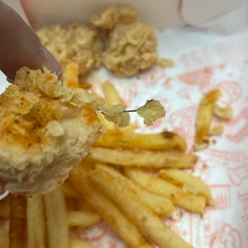 Popeyes Şubesinde Bulaşık Telinin Yemeğe Karışması Sağlık Tehlikesi