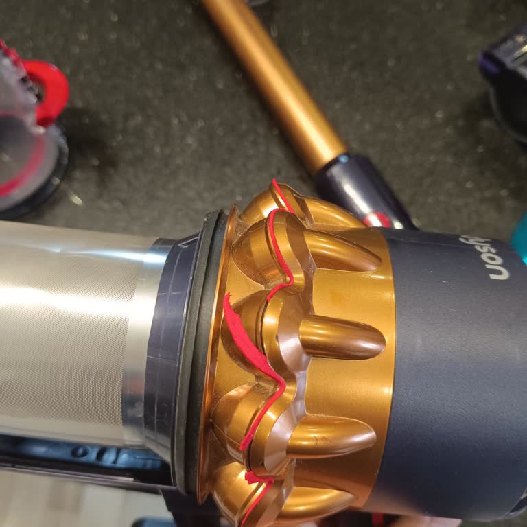 Dyson Gen5 Süpürgesinde Conta Kaçağı Ve Ekran Çizgileri Garanti Değişimi Talebi