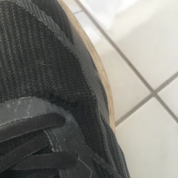 Reebok Ayakkabısının Üst Kısmı Kısa Sürede Yırtıldı, Mağaza Çözüm Sunmadı