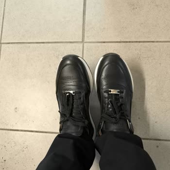 İnci Siyah Deri Ayakkabının Çorapları Boyaması Ve Değişim Talebi