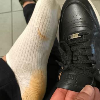 İnci Siyah Deri Ayakkabının Çorapları Boyaması Ve Değişim Talebi