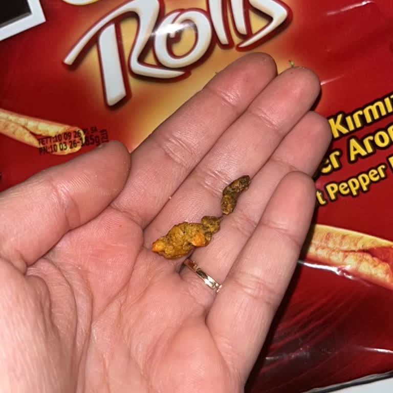 Patos Rolls Paketi İçinde Siyah Çürük Madde Bulunması