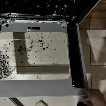 Şemikler Yetkili Servisi Garanti Dışı Cam Değişikliği Nedeniyle Fan Ücretini Talep Ediyor