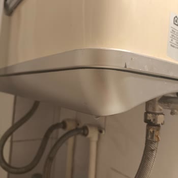 İzmir Ariston Servis Ariston Termosifonun Tekrarlayan Su Kaçırması ve Cevapsız Servis