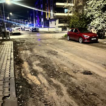 Hocabey Mahallesi 1052-1053 Sokaklarda Asfalt Yokluğu Yağmurda Çamur Ve Geçiş Zorluğu