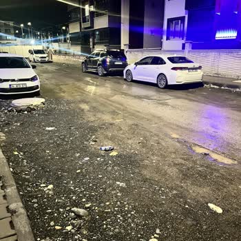 Hocabey Mahallesi 1052-1053 Sokaklarda Asfalt Yokluğu Yağmurda Çamur Ve Geçiş Zorluğu