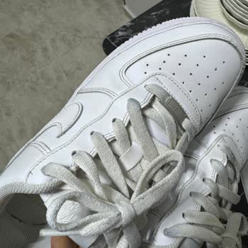 Mavi Boya Sızdıran Jean, Beyaz Ayakkabı Ve Bluzumu Mahvetti