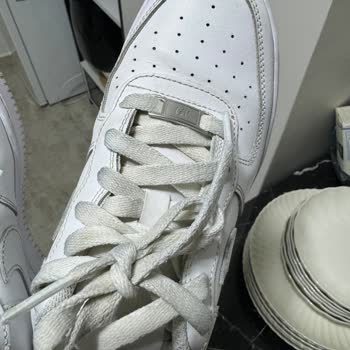 Mavi Boya Sızdıran Jean, Beyaz Ayakkabı Ve Bluzumu Mahvetti