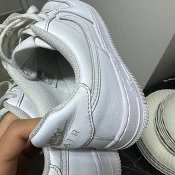 Mavi Boya Sızdıran Jean, Beyaz Ayakkabı Ve Bluzumu Mahvetti