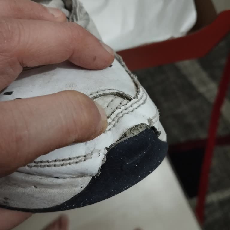 Nike Air Monarch Ayakkabıda Dikiş Açması Ve FLO Mağazasının Çözüm Sunmaması