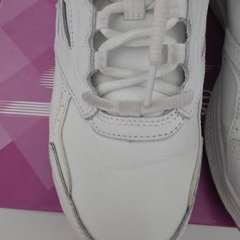 Skechers Ayakkabısında Teklerinde Farklı Delikler Ve Değişim Reddedildi