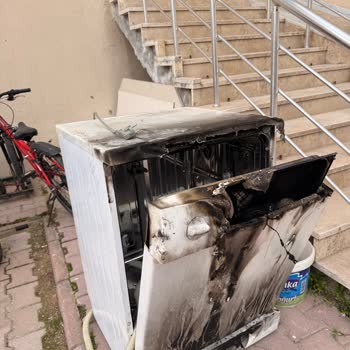 Altus Bulaşık Makinesinin Yangını Aileyi Tehlikeye Soktu, Servis Umursamaz