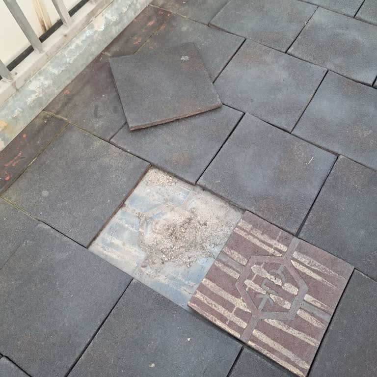 Güzelyalı 20. Durakta Bozuk Parkeler Üst Geçitte Güvenlik Tehlikesi