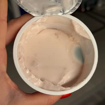 Küflü Ve Ekşi Çilekli Quark Ürünü İçin Sağlık Endişesi