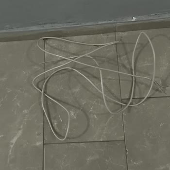 Turkcell Superonline Teknisyenleri Komşuların İnternet Kablolarını Kesti, Acil Çözüm Bekleniyor