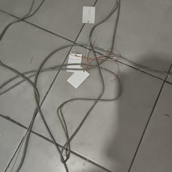 Turkcell Superonline Teknisyenleri Komşuların İnternet Kablolarını Kesti, Acil Çözüm Bekleniyor