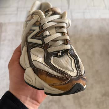 New Balance 9060 Model Ayakkabının Karda Renk Değiştirerek Cilde Zarar Vermesi