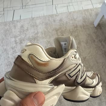 New Balance 9060 Model Ayakkabının Karda Renk Değiştirerek Cilde Zarar Vermesi